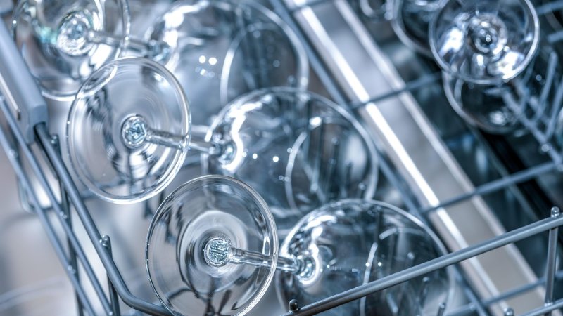 Zdjęcie: Zmywarka nie myje naczyń: ramiona, filtr i ciśnienie wody – 3 przyczyny