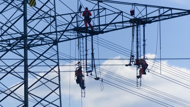 Zdjęcie: Telewizor nie włącza się: zasilacz, kondensatory czy pilot – jak sprawdzić